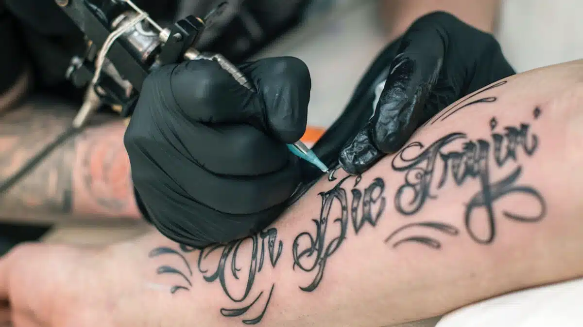 Pourquoi votre nouveau tatouage peut causer des démangeaisons et comment y remédier rapidement